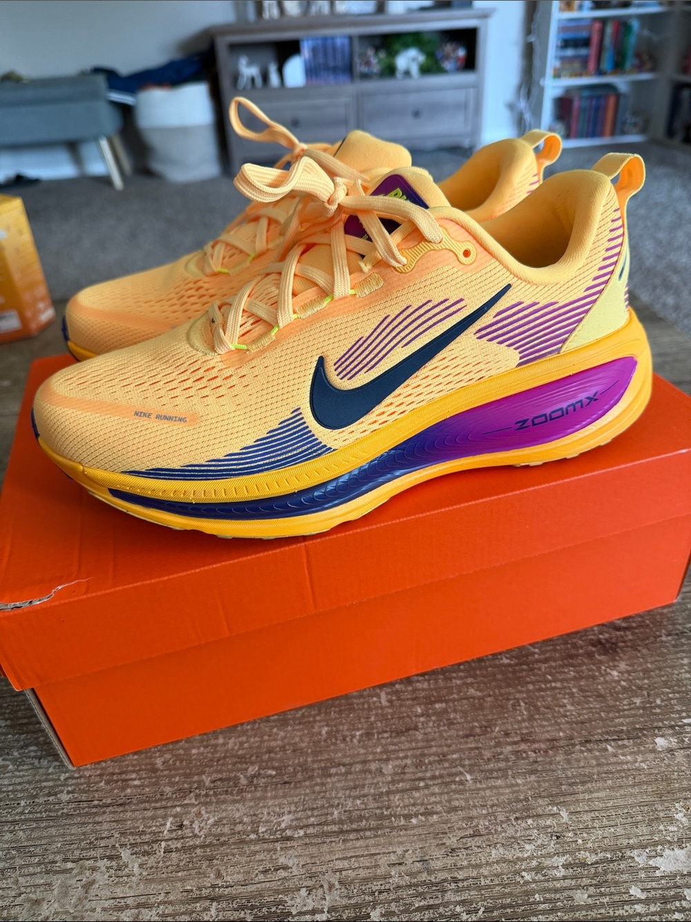 Nike running Vomero 18 ‘Citron Pulse, Blue Void’ sneakers
